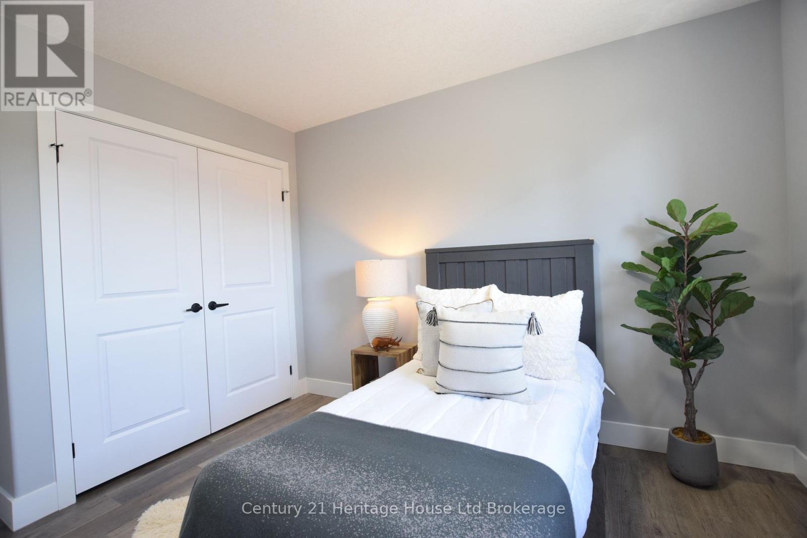 Photo 31 of 305 Simcoe Street, Woodstock ON