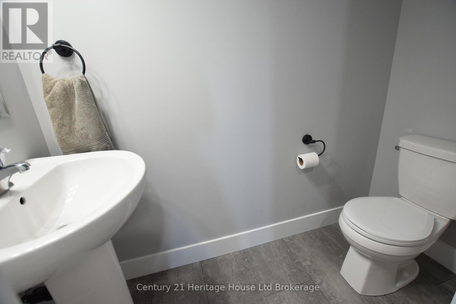 Photo 4 of 305 Simcoe Street, Woodstock ON