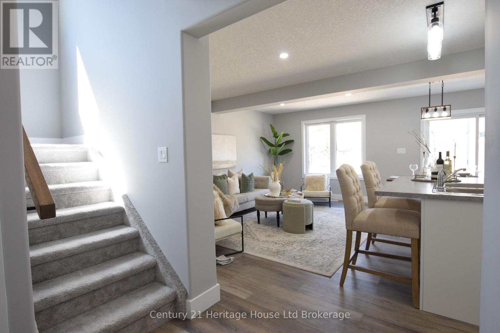 Photo 5 of 305 Simcoe Street, Woodstock ON