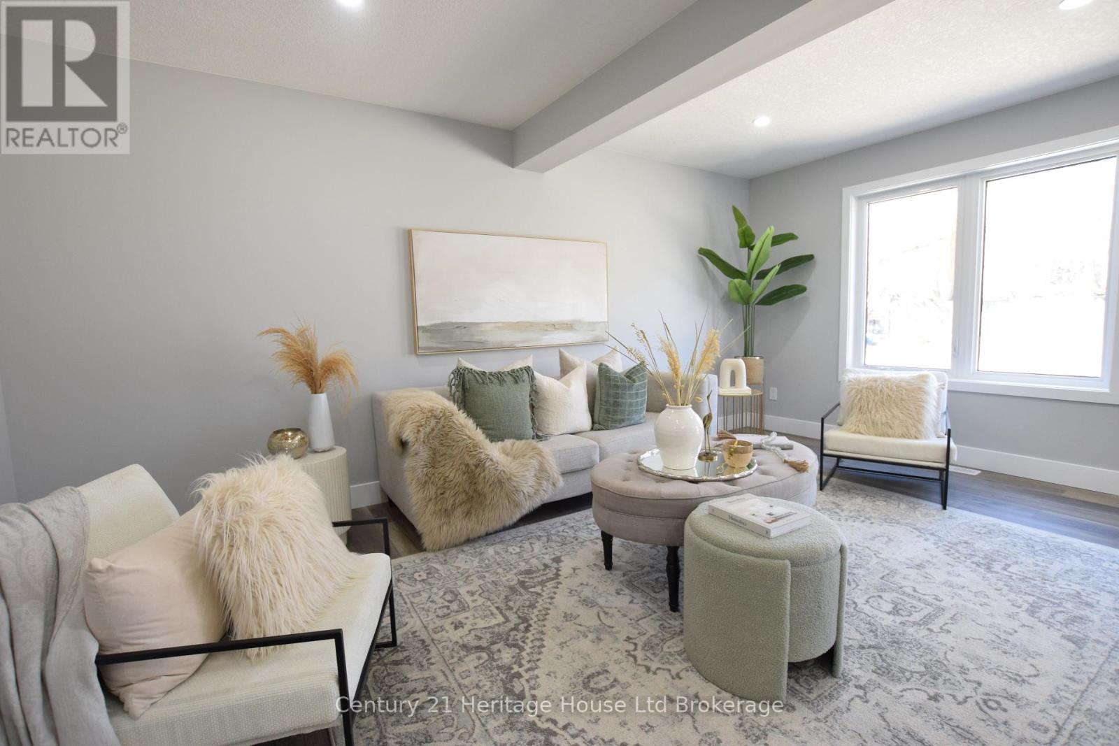 Photo 7 of 305 Simcoe Street, Woodstock ON
