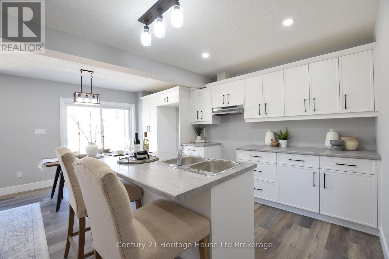 Photo 8 of 305 Simcoe Street, Woodstock ON