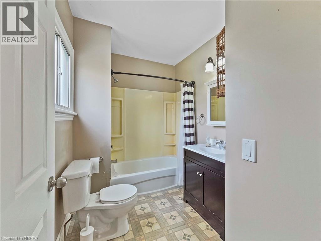 Photo 17 of 86 Arthur Street, Brantford ON