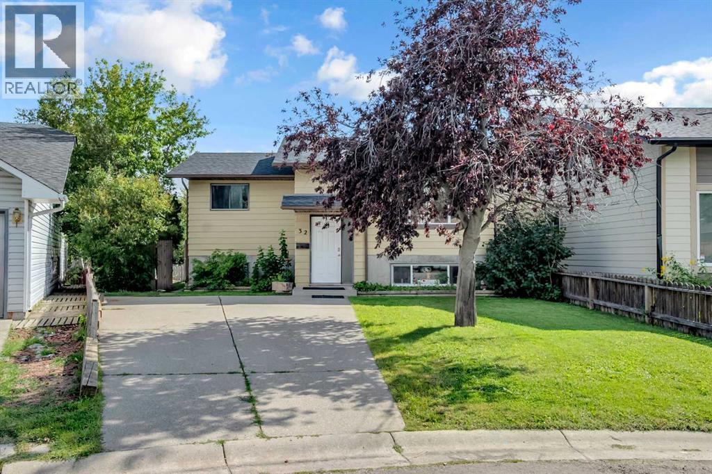 Single Family House Bi-level for Sale in  Fallingworth Place Falconridge Calgary 