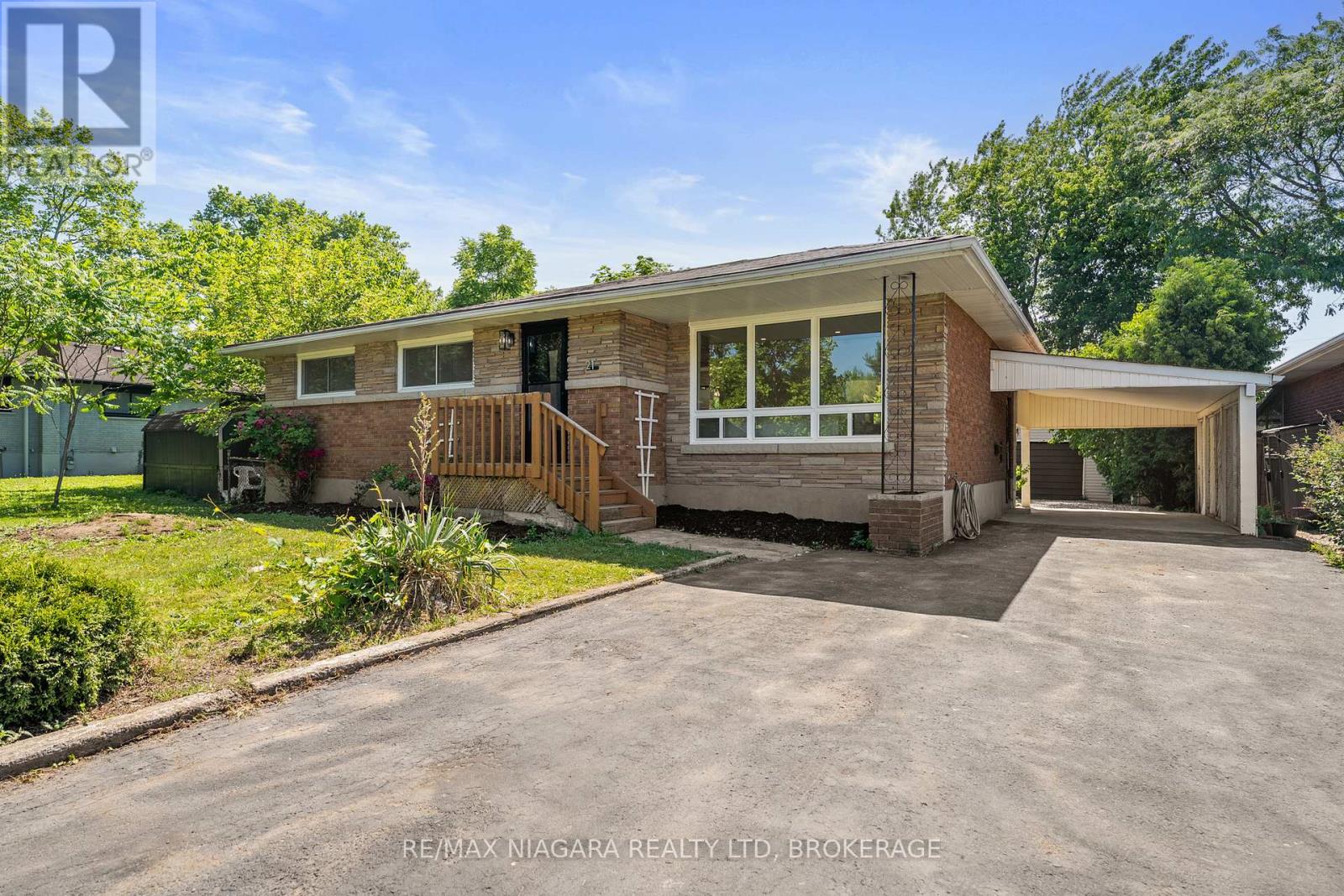 Photo 2 of 21 Brookdale Avenue, St Catharines ON