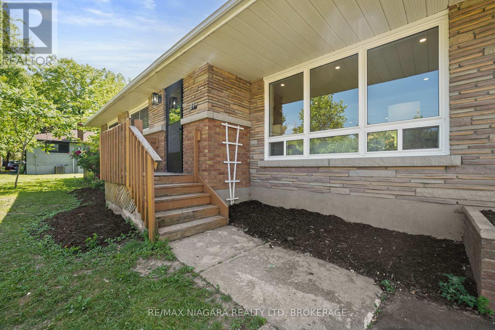 Photo 3 of 21 Brookdale Avenue, St Catharines ON