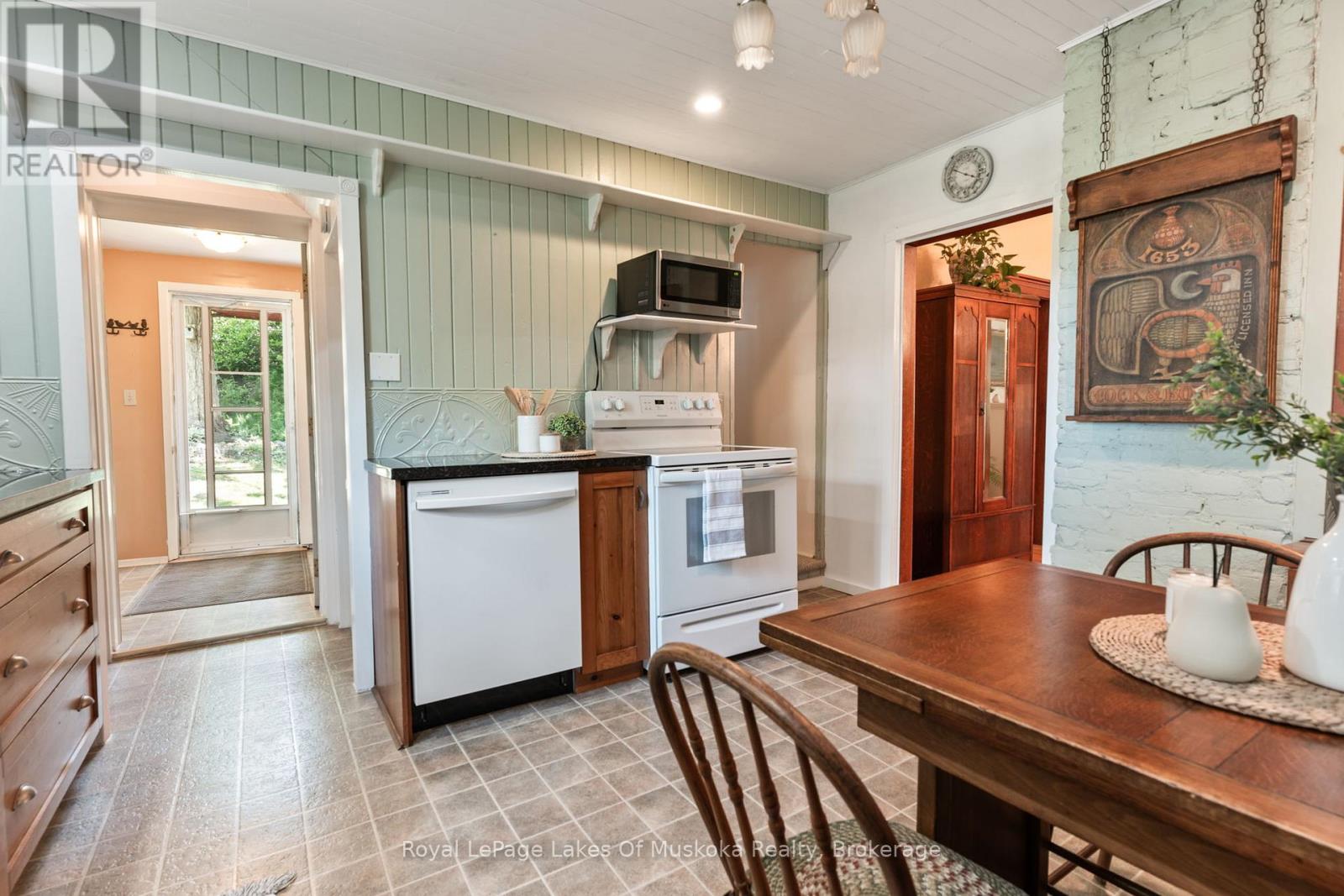 Photo 13 of 229 Fraserburg Road, Bracebridge ON