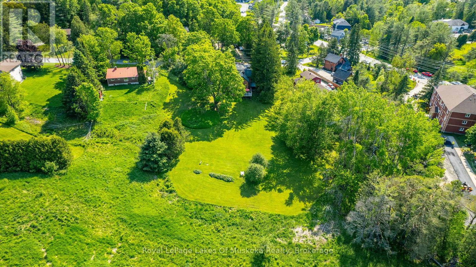 Photo 35 of 229 Fraserburg Road, Bracebridge ON