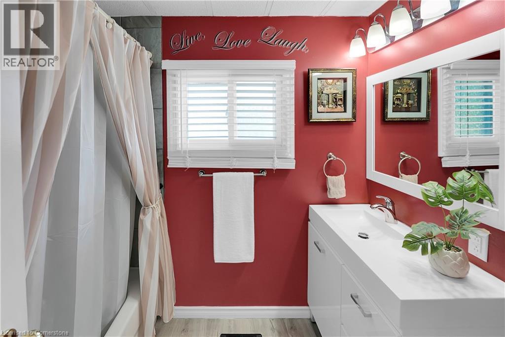 Photo 12 of 4595 Martha Lane, Beamsville ON