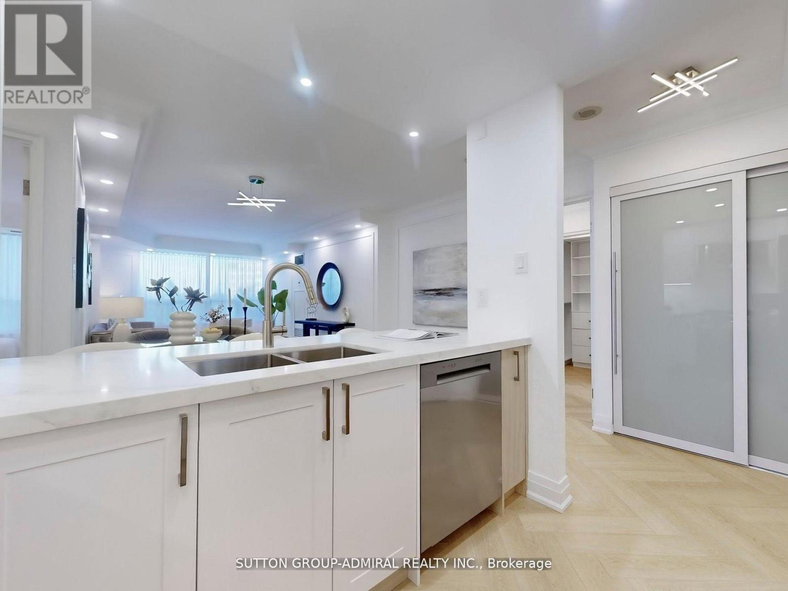 Photo 24 of 401 11 Townsgate Drive, Vaughan ON
