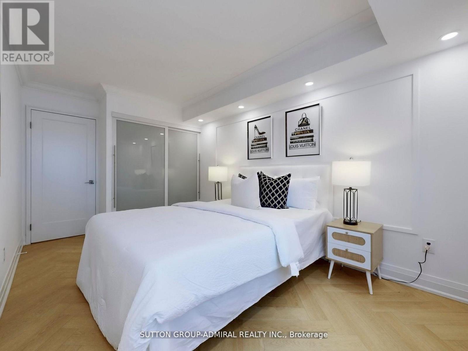Photo 2 of 401 11 Townsgate Drive, Vaughan ON