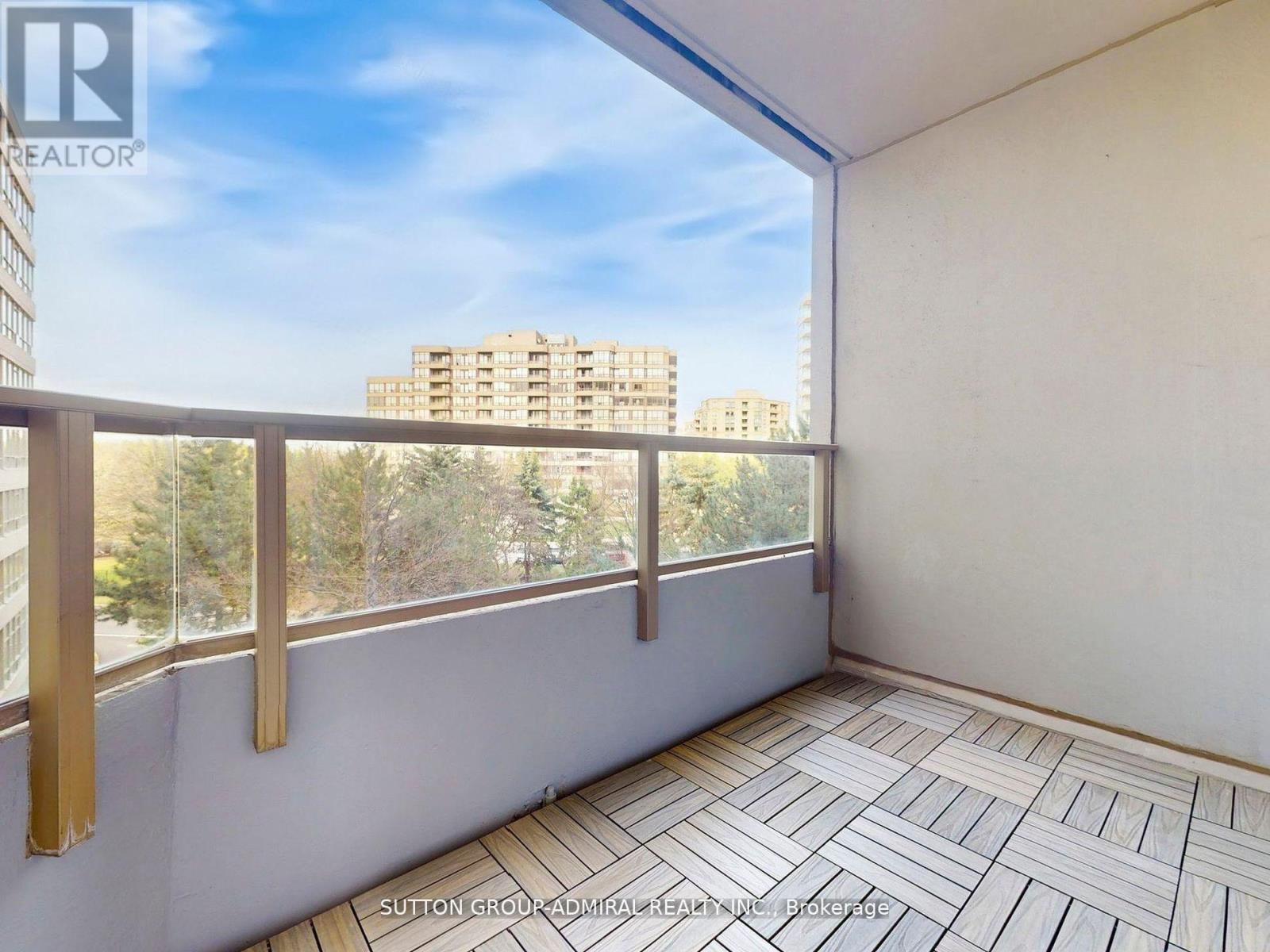 Photo 21 of 401 11 Townsgate Drive, Vaughan ON