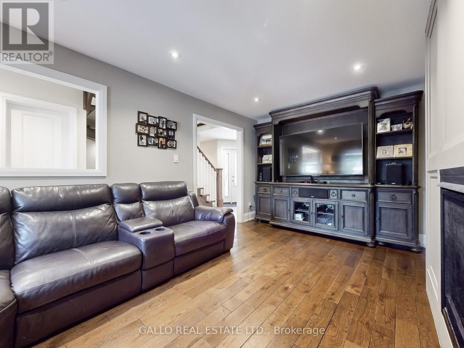 Photo 3 of 45 Timbermill Crescent, Markham ON