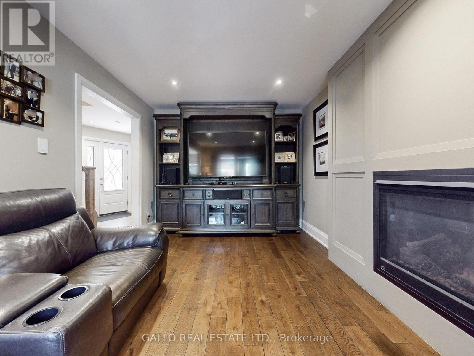 Photo 4 of 45 Timbermill Crescent, Markham ON