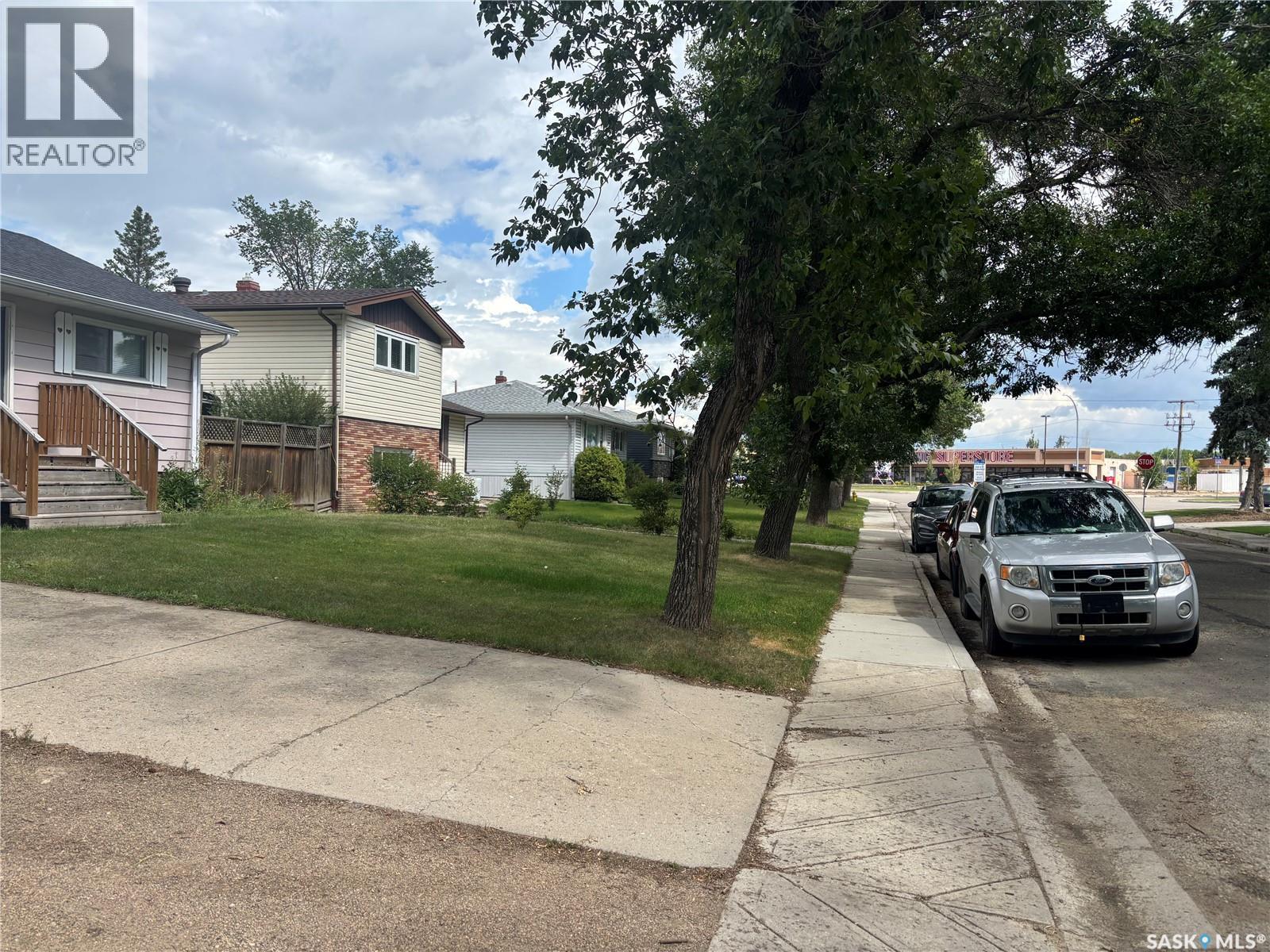 Photo 3 of 610 Mullin Avenue E, Regina SK