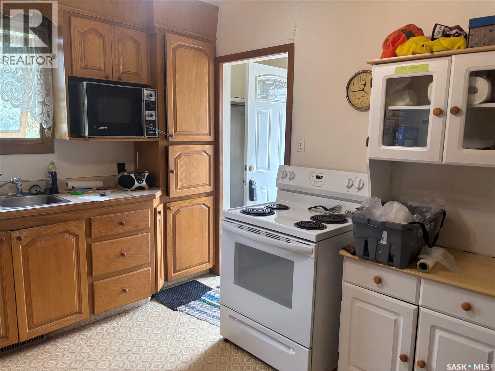 Photo 8 of 610 Mullin Avenue E, Regina SK