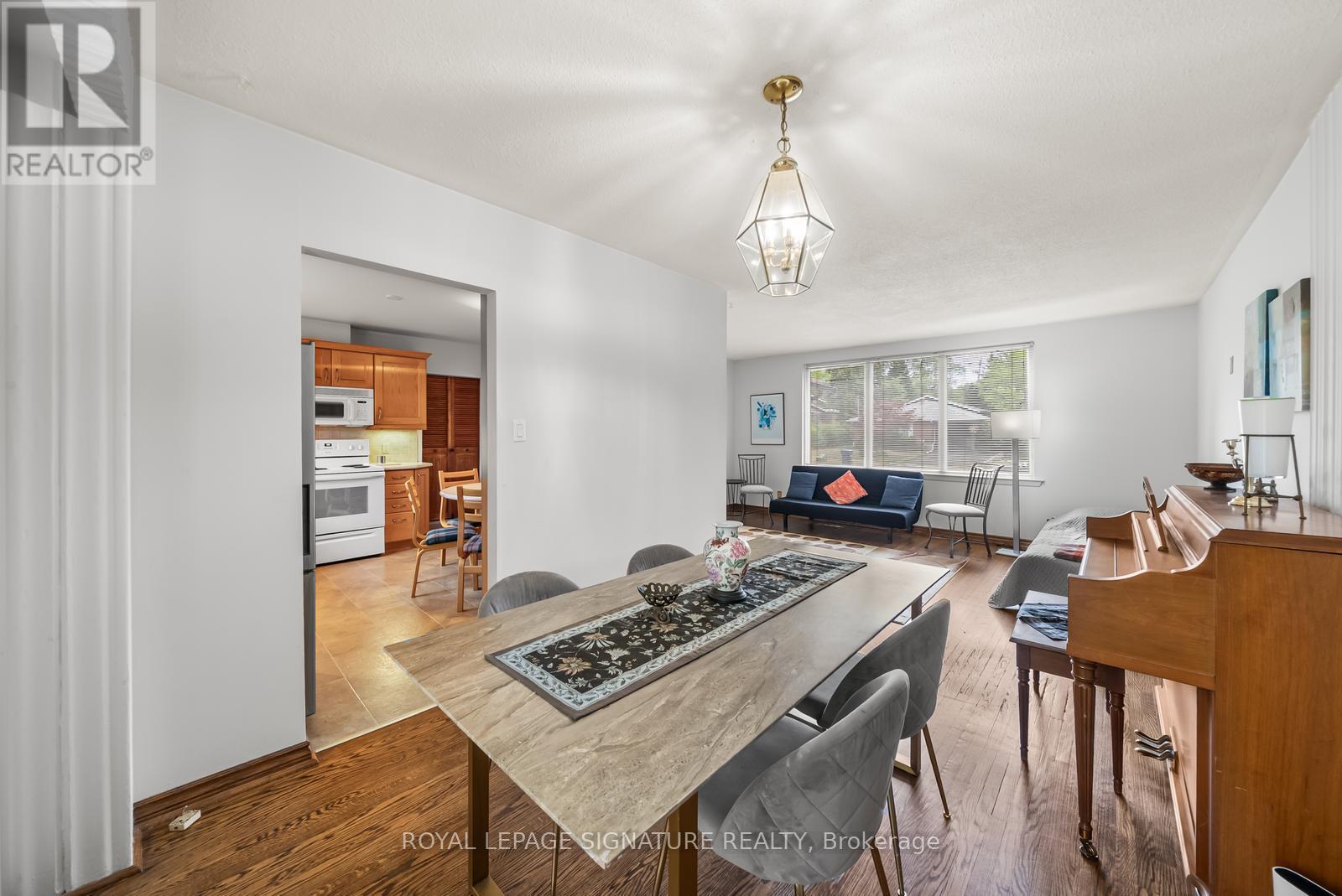 Photo 12 of Main Upper Level 10 Rochelle Crescent, Toronto ON