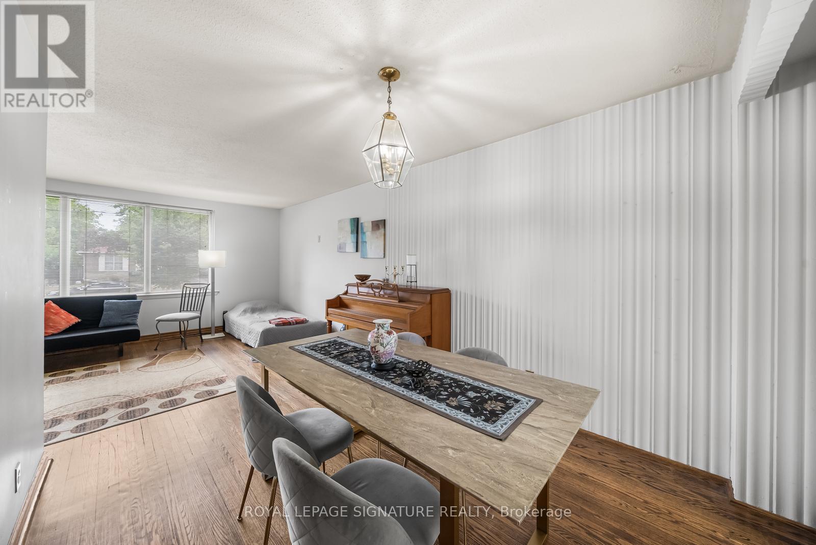 Photo 13 of Main Upper Level 10 Rochelle Crescent, Toronto ON
