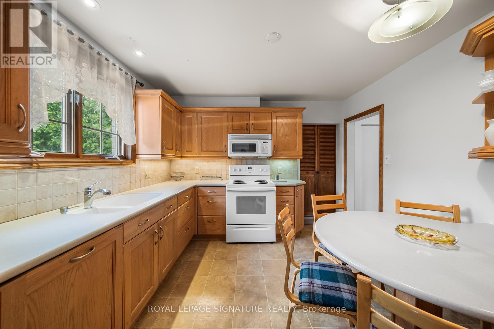 Photo 15 of Main Upper Level 10 Rochelle Crescent, Toronto ON