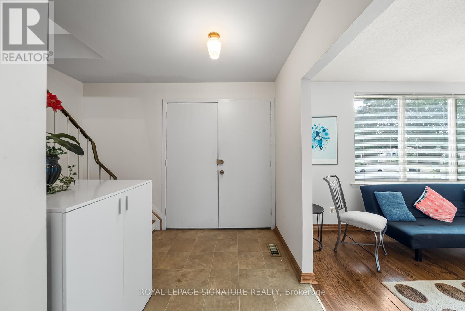 Photo 18 of Main Upper Level 10 Rochelle Crescent, Toronto ON