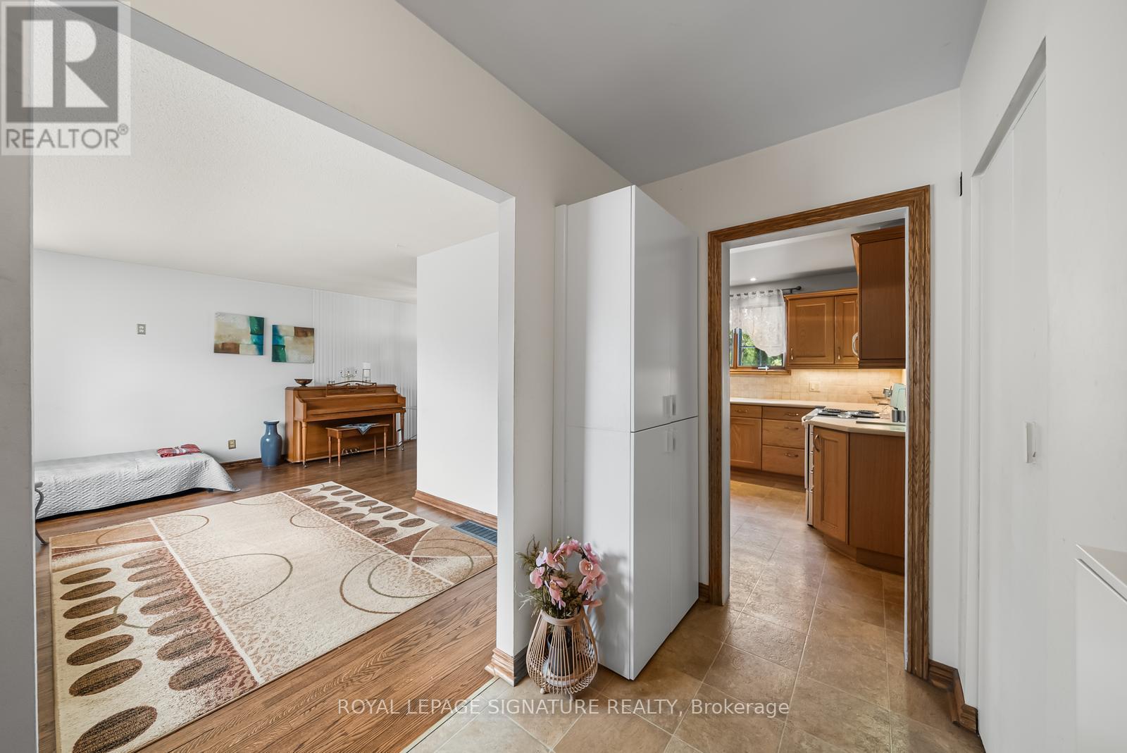 Photo 20 of Main Upper Level 10 Rochelle Crescent, Toronto ON