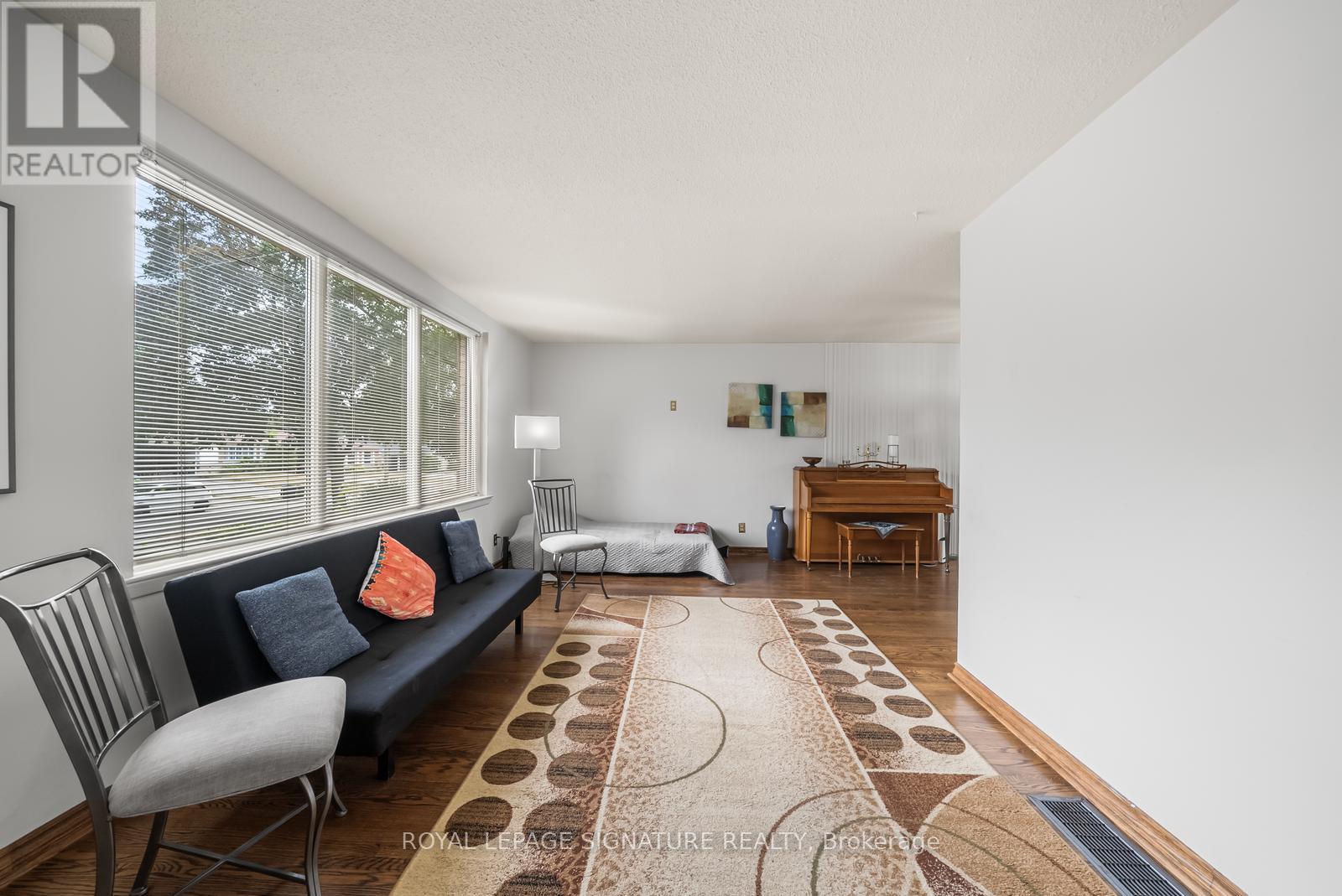 Photo 7 of Main Upper Level 10 Rochelle Crescent, Toronto ON