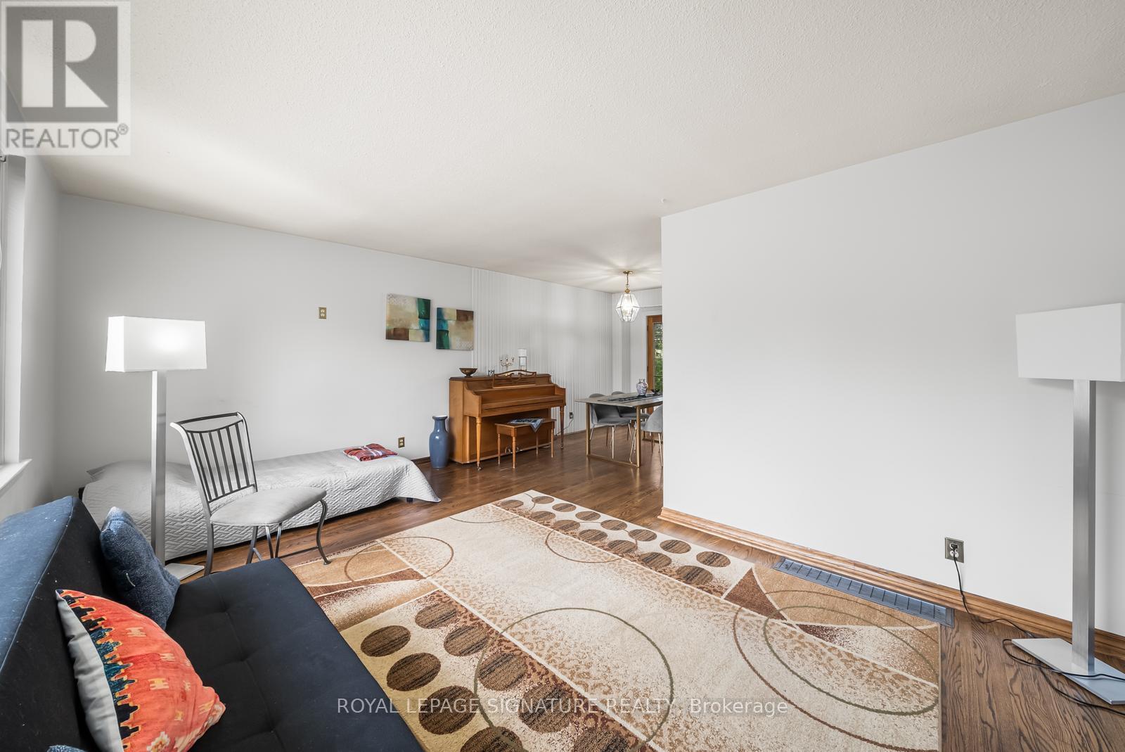 Photo 8 of Main Upper Level 10 Rochelle Crescent, Toronto ON