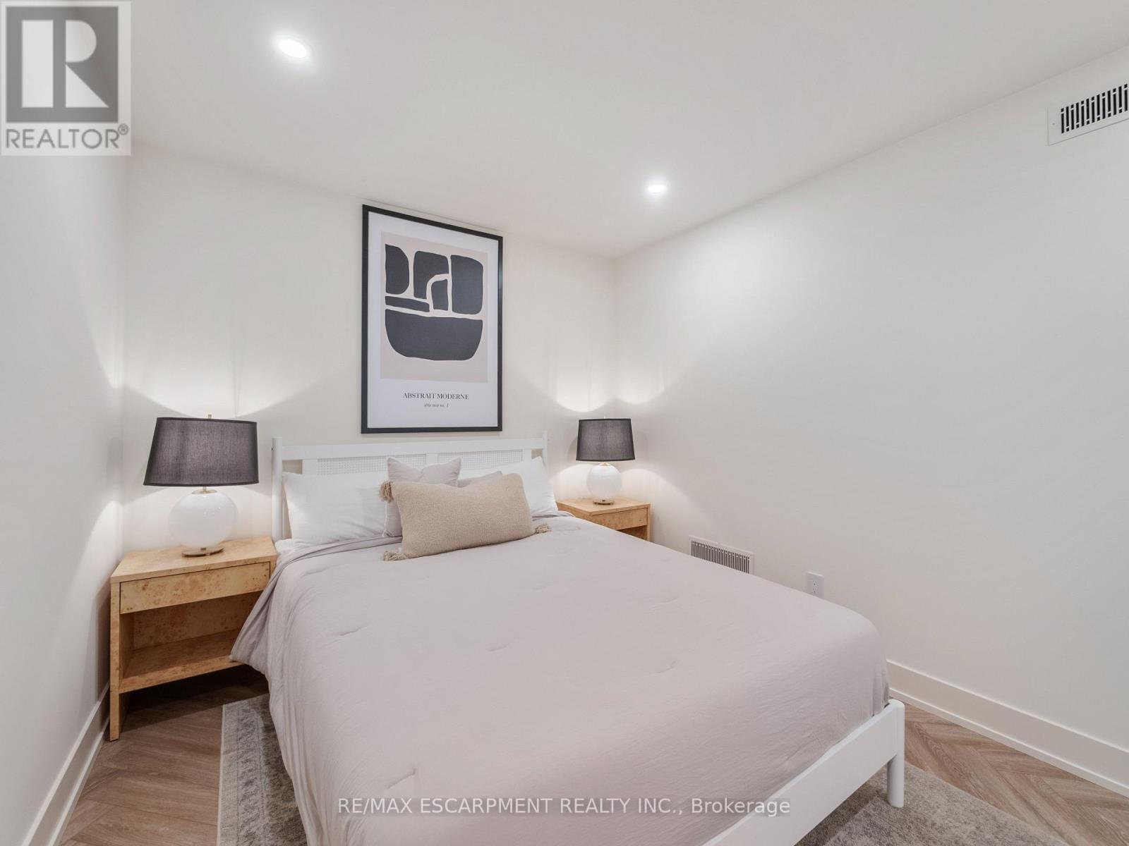 Photo 6 of 2 46 Ohara Avenue, Toronto ON