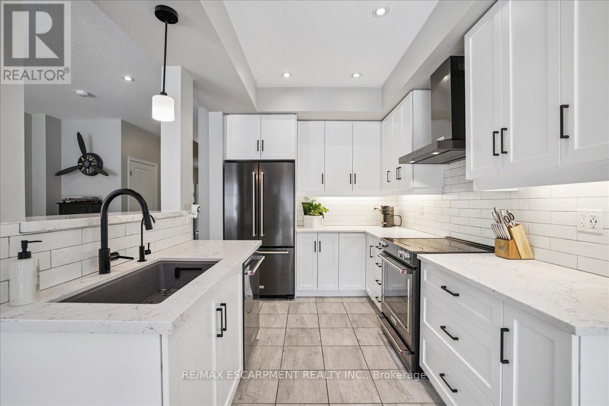 Photo 16 of 81 Beasley Grove, Hamilton ON