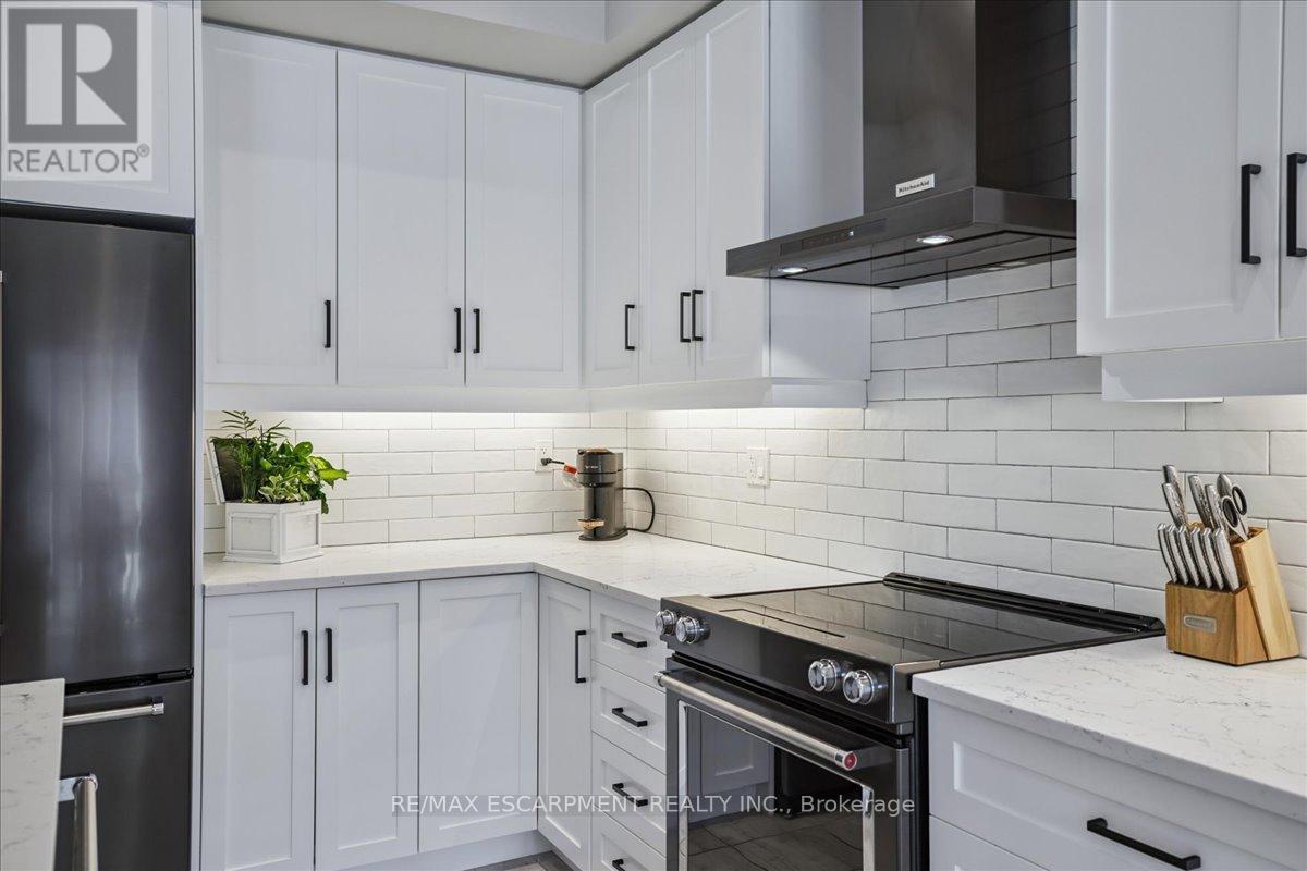 Photo 17 of 81 Beasley Grove, Hamilton ON