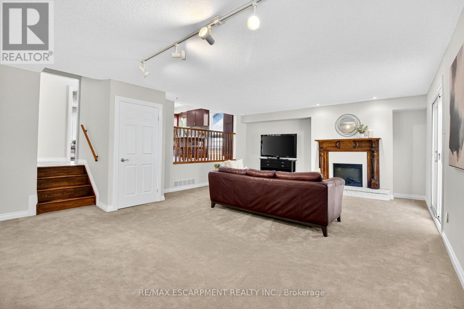Photo 15 of 150 Solomon Crescent, Hamilton ON