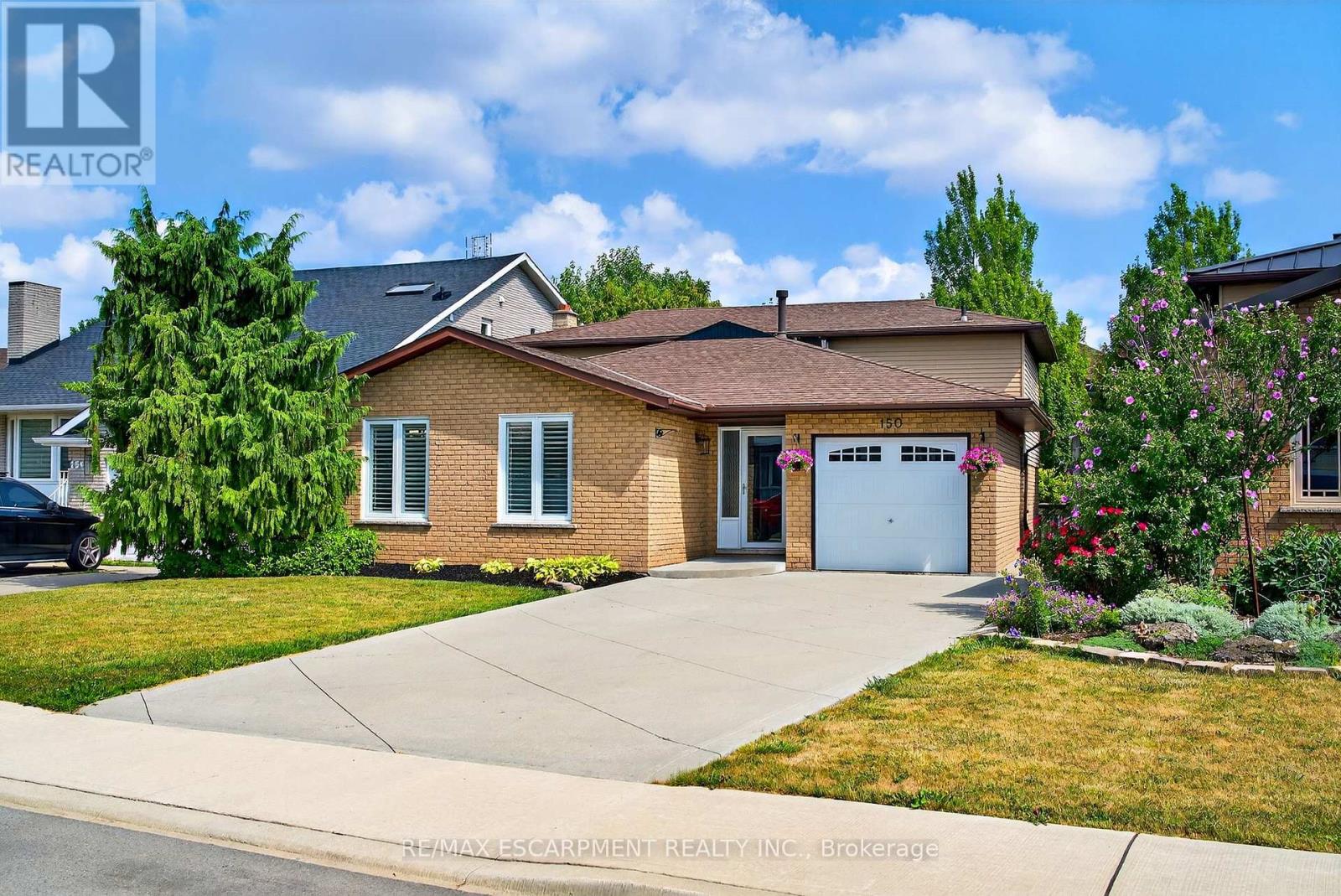 Photo 2 of 150 Solomon Crescent, Hamilton ON