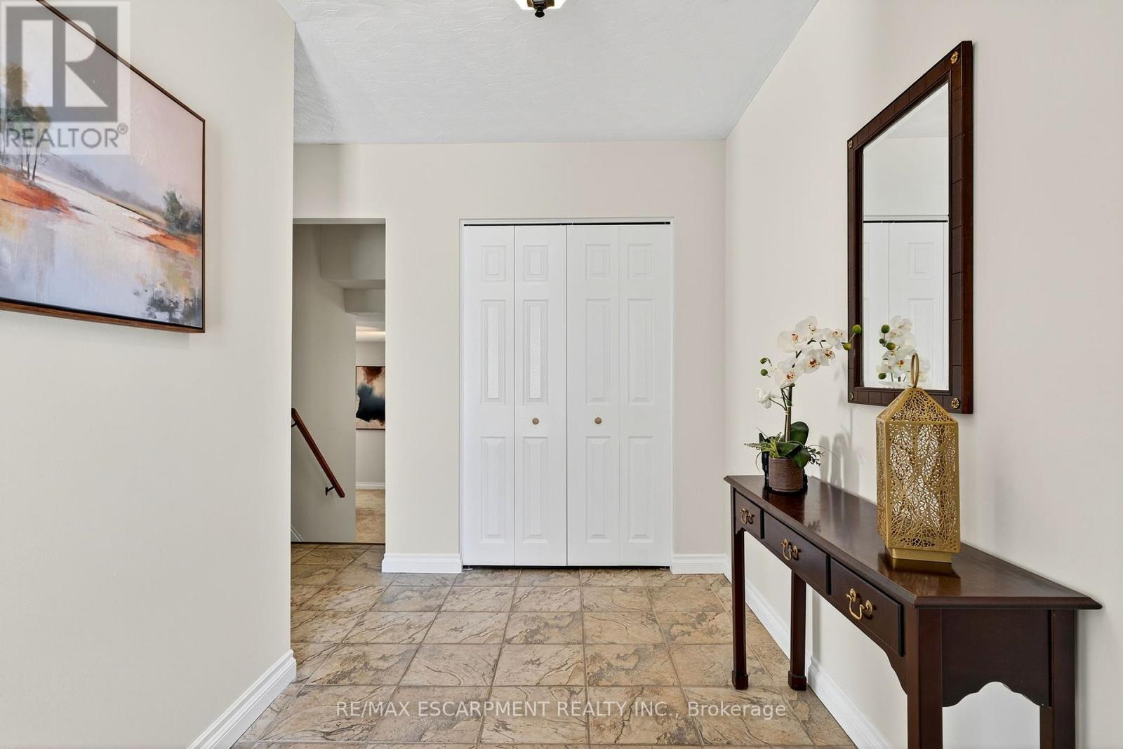 Photo 4 of 150 Solomon Crescent, Hamilton ON