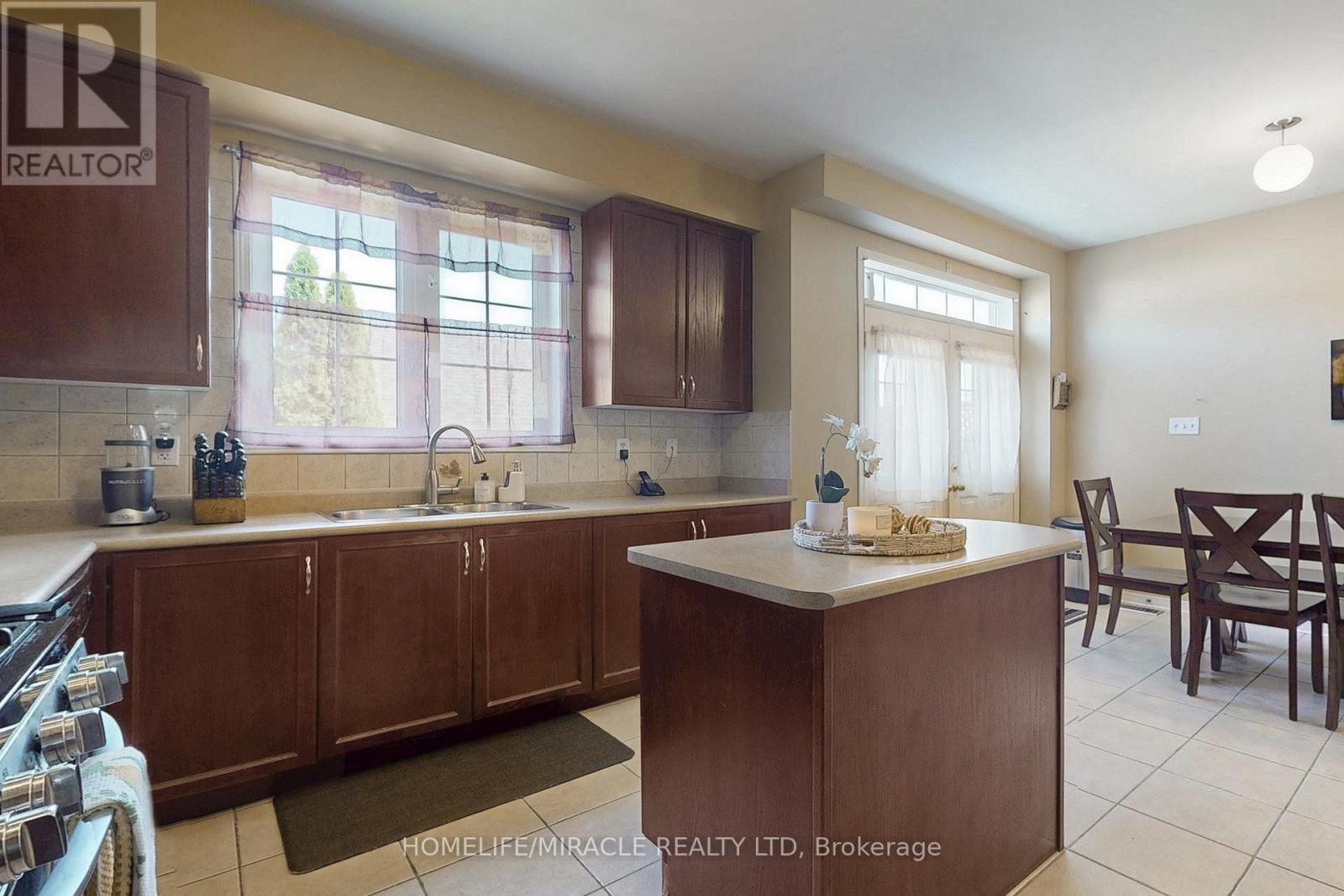 Photo 18 of 39 Evaridge Drive, Markham ON