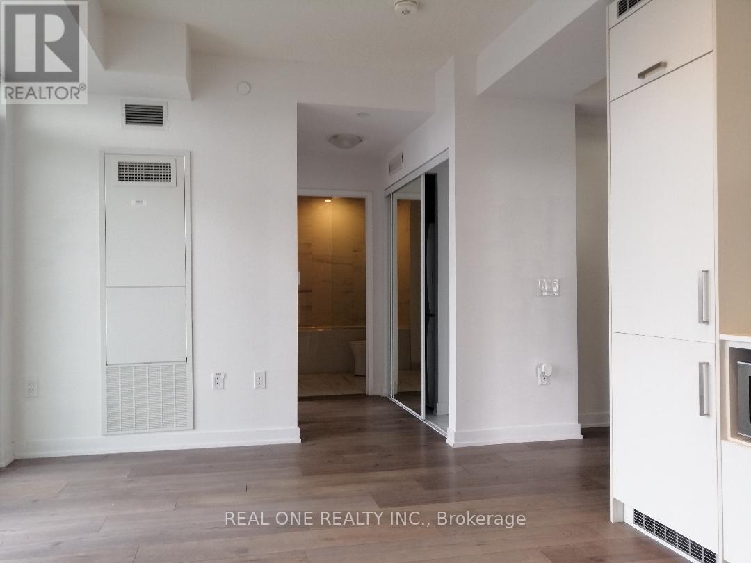 Photo 11 of 2001 38 Honeycrisp Crescent, Vaughan ON
