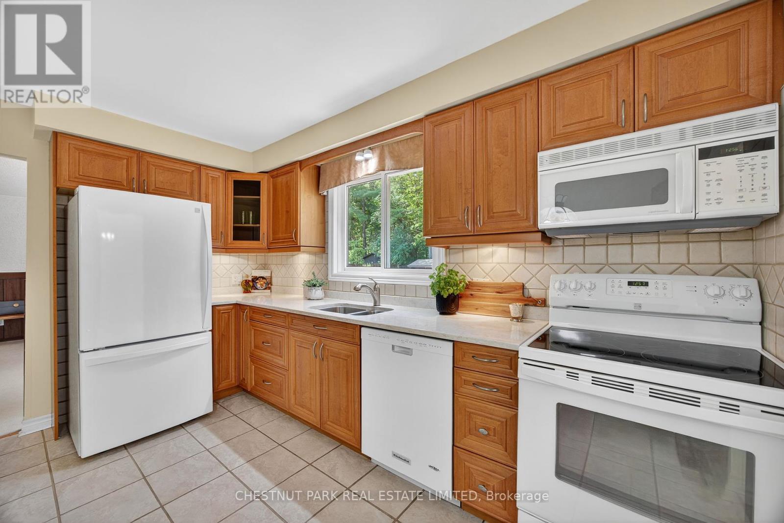Photo 7 of 3782 Whitecap Drive, Innisfil ON