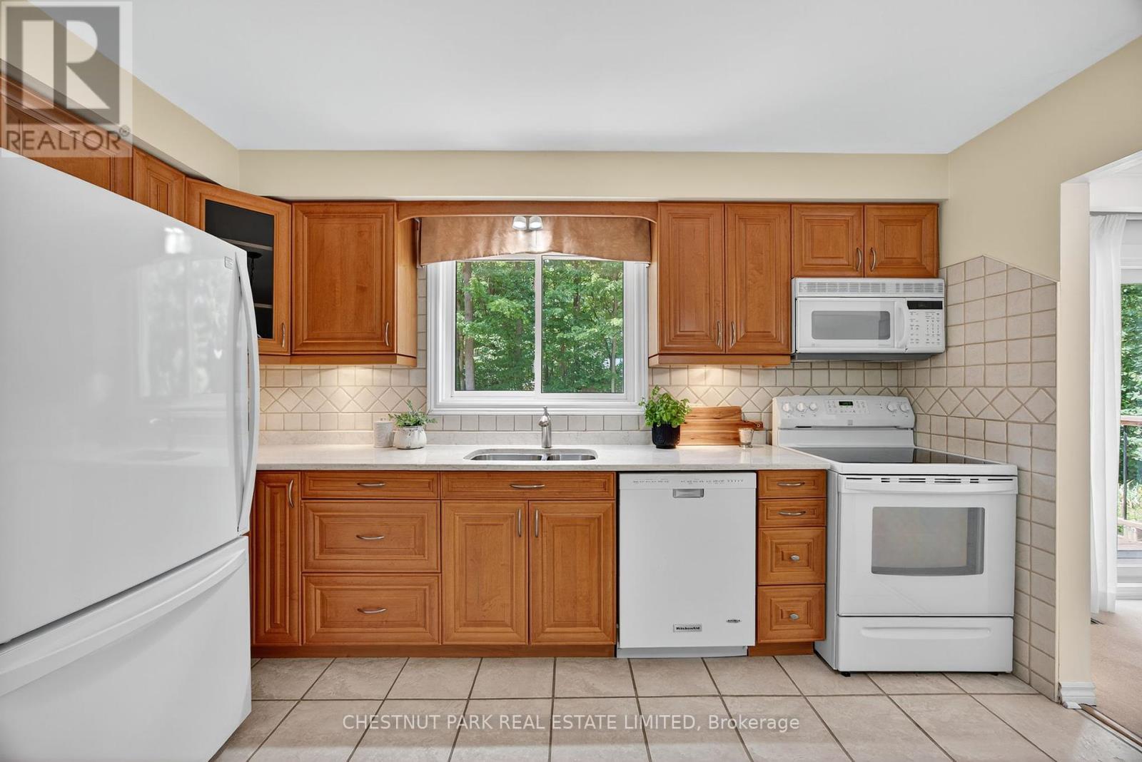 Photo 8 of 3782 Whitecap Drive, Innisfil ON