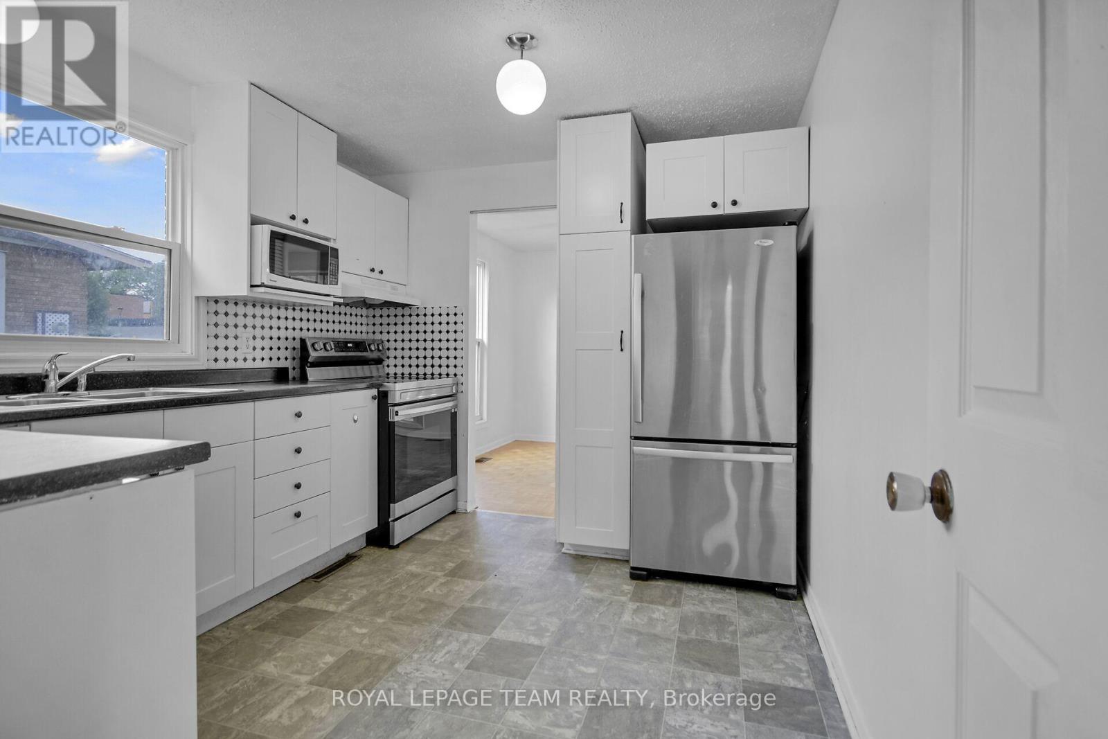 Photo 11 of 52 Bowhill Avenue, Ottawa ON