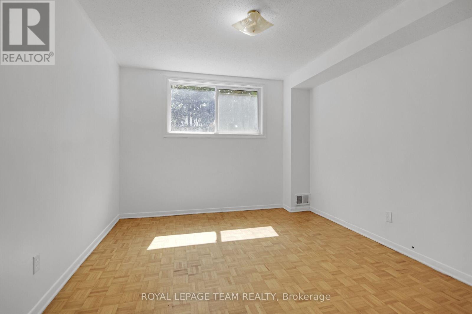Photo 16 of 52 Bowhill Avenue, Ottawa ON