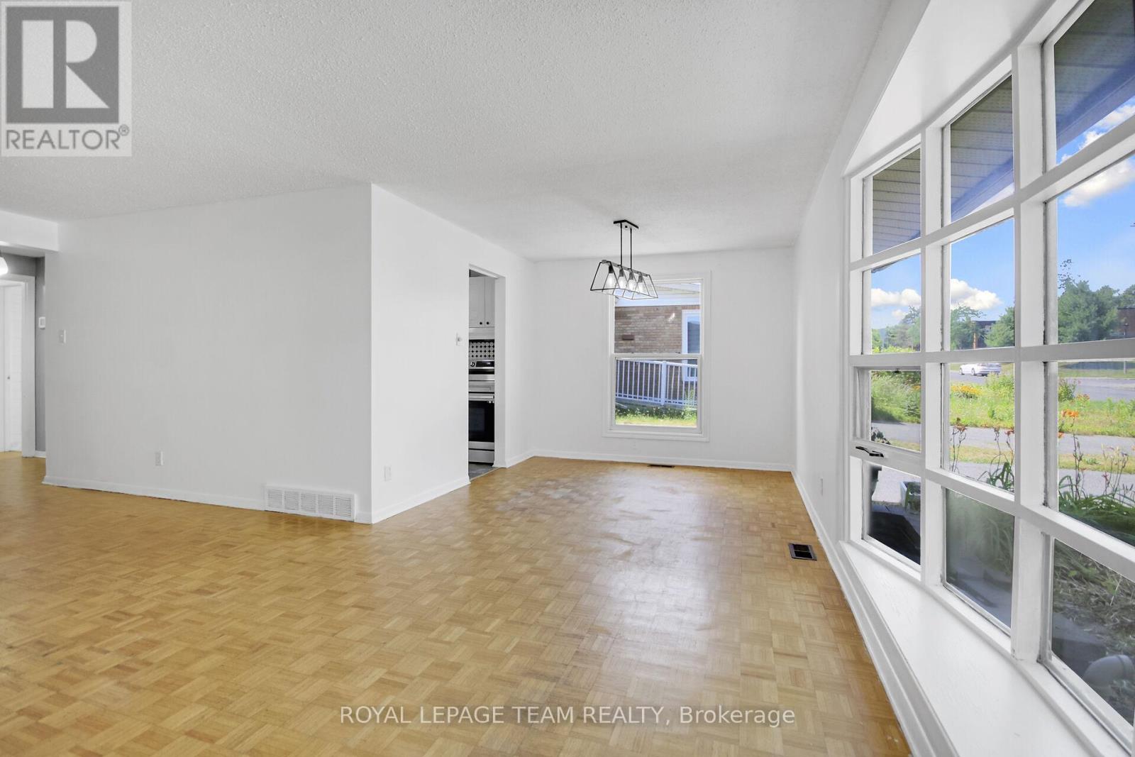 Photo 9 of 52 Bowhill Avenue, Ottawa ON
