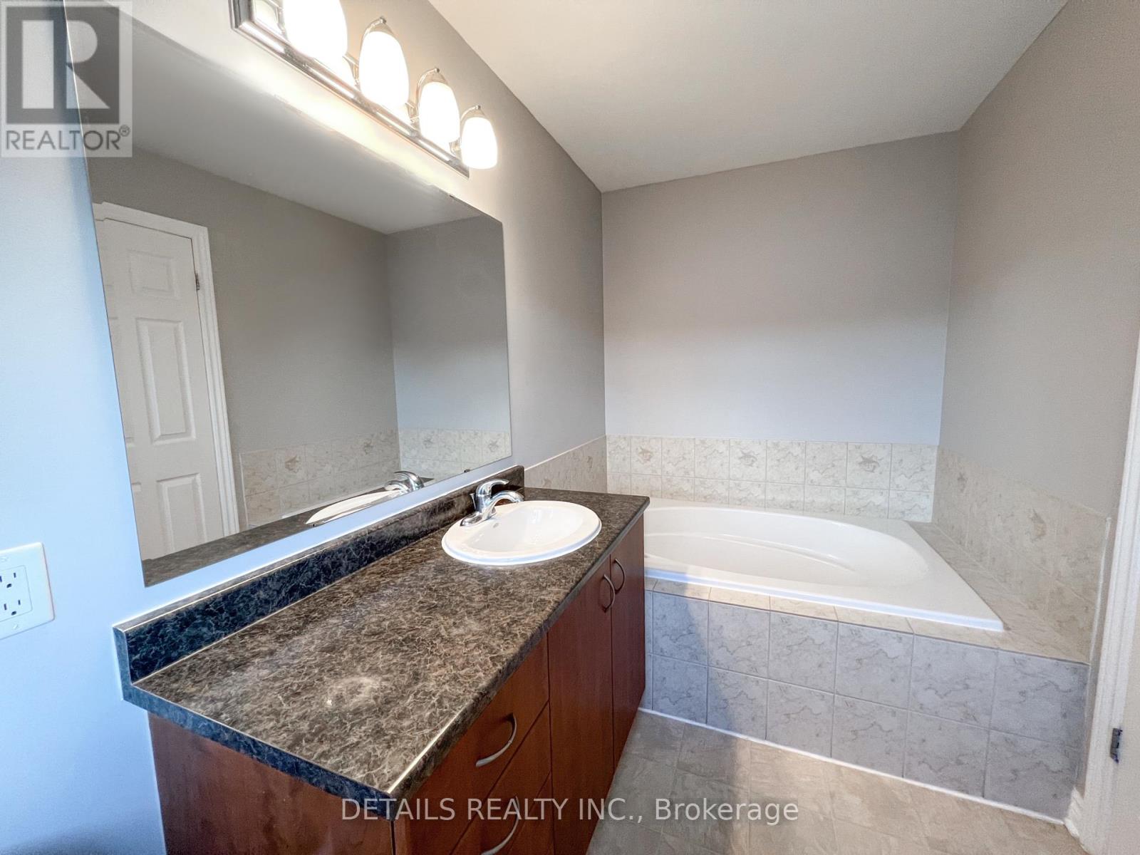 Photo 12 of 497 Temiskaming Crescent, Ottawa ON