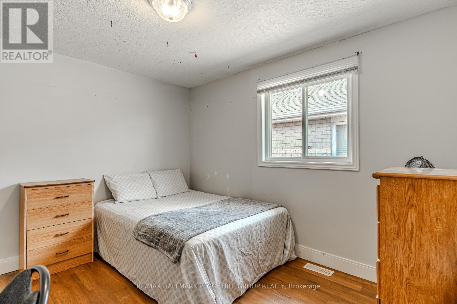 Photo 12 of 9 Buggs Gate, Barrie ON