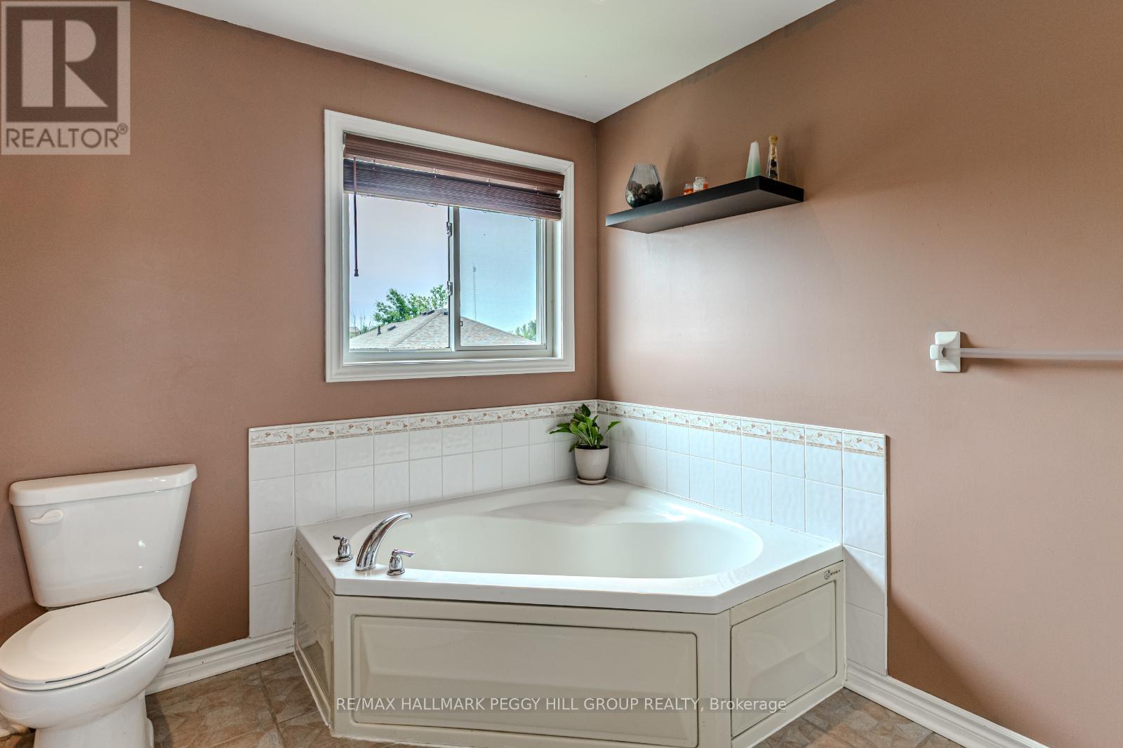 Photo 9 of 9 Buggs Gate, Barrie ON