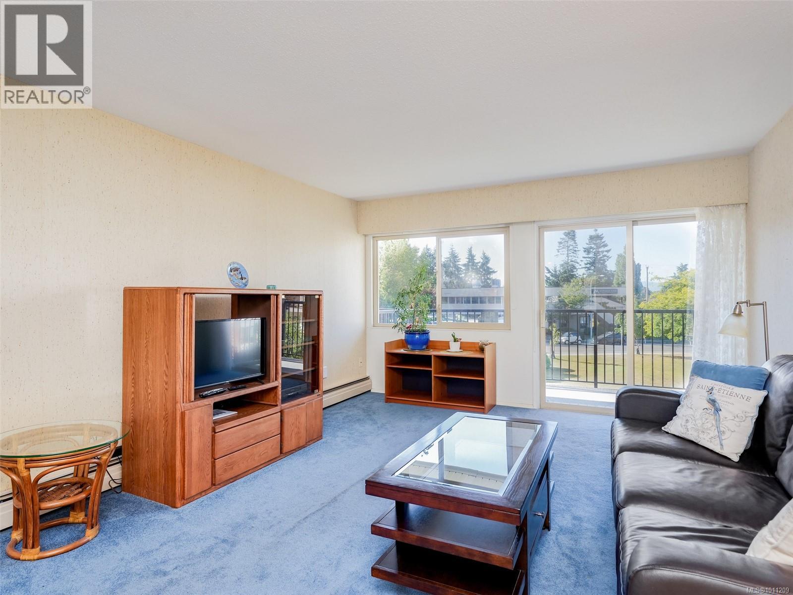 Photo 13 of 206 1680 Poplar Ave, Saanich BC