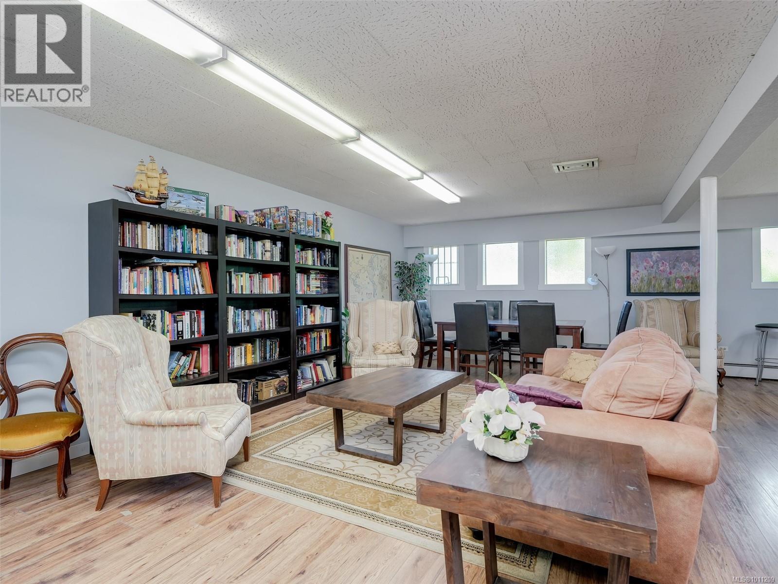 Photo 6 of 206 1680 Poplar Ave, Saanich BC