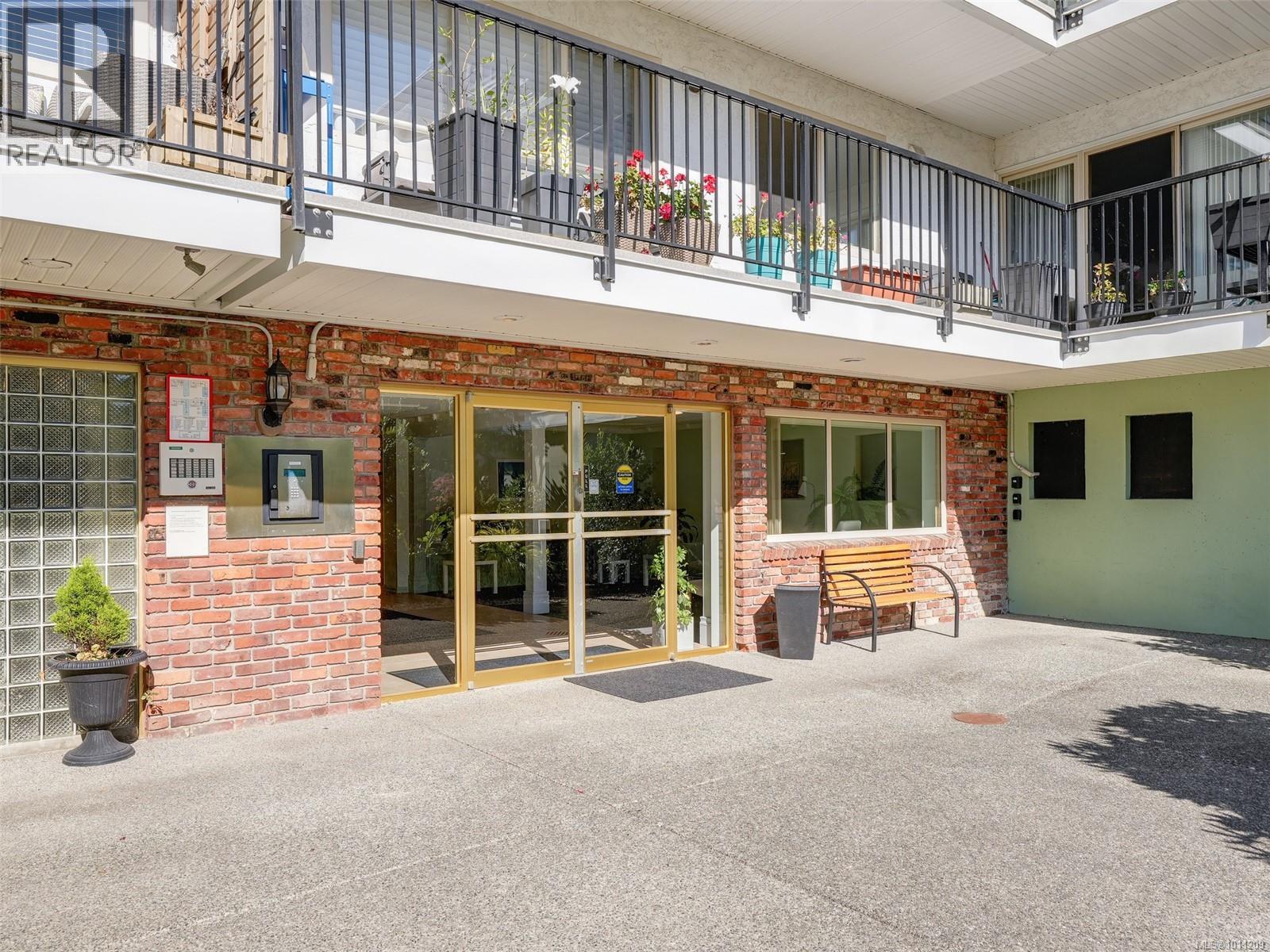 Photo 8 of 206 1680 Poplar Ave, Saanich BC