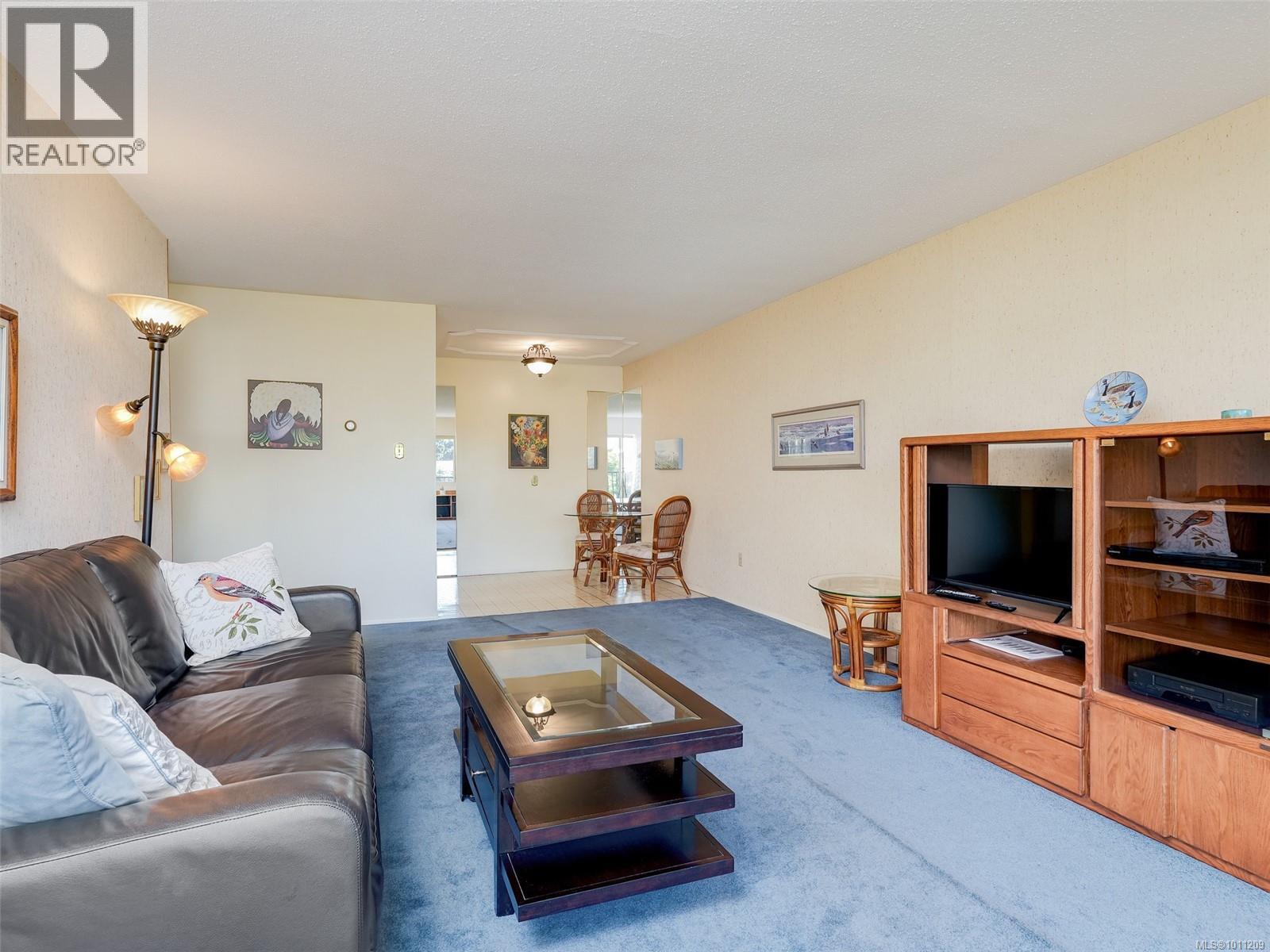 Photo 16 of 206 1680 Poplar Ave, Saanich BC