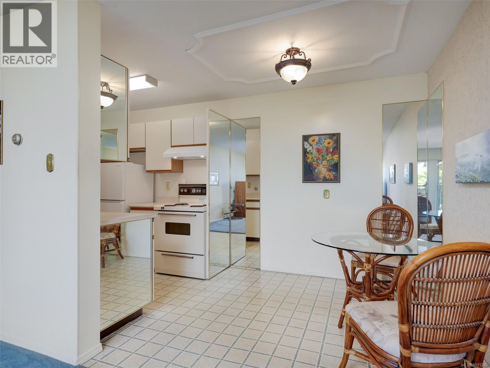 Photo 23 of 206 1680 Poplar Ave, Saanich BC