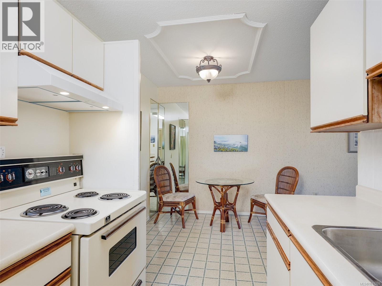 Photo 12 of 206 1680 Poplar Ave, Saanich BC