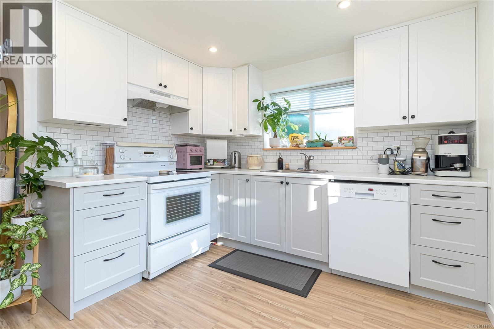 Single Family House for Sale in  Alder St Victoria 