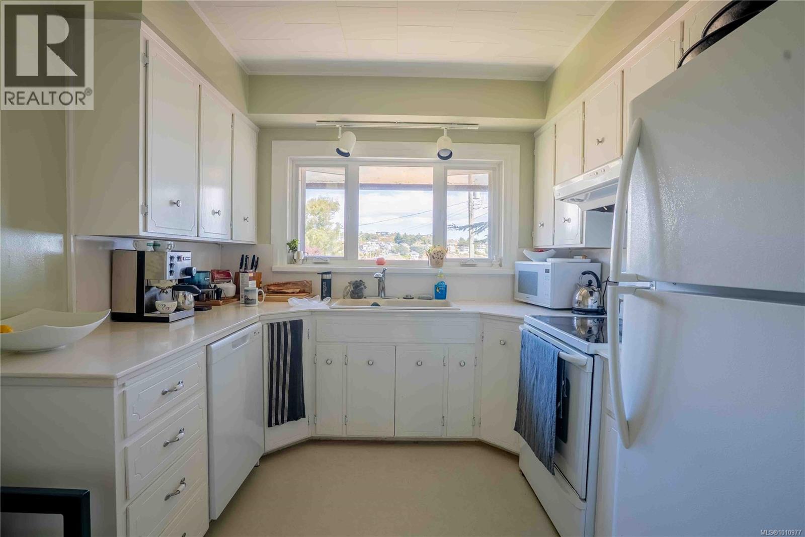 Photo 13 of 320 Beach Dr, Oak Bay BC